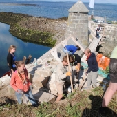 Dégagement des pierres à l'entrée du port (ancien corps de garde)
