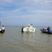 Trois bateaux se retrouvent à Ravenoville pour aller récupérer les bénévoles sur le chantier Trois bateaux se retrouvent à Ravenoville pour aller récupérer les bénévoles sur le chantier