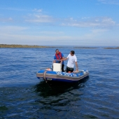 Guillaume et Thierry vont récupérer les passagers sur la grève de l'île Guillaume et Thierry vont récupérer les passagers sur la grève de l'île