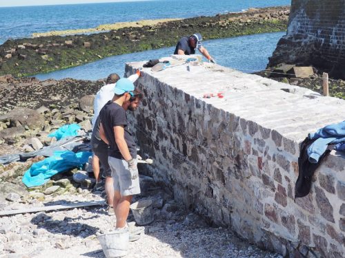 Travaux de bénévoles sur la digue ouest