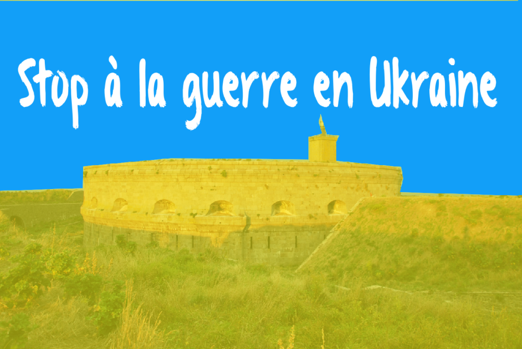 Composition numérique alliant une image de l'ile du large sur fonds jaune et bleu du drapeau urkrainien et un slogan "stop à la guerre en Ukraine"