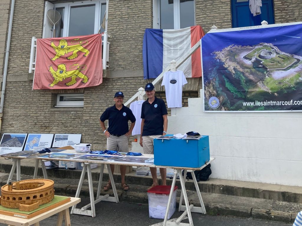 Le stand de l'association lors de la fête de la crevette 2023 à Grandcamp.