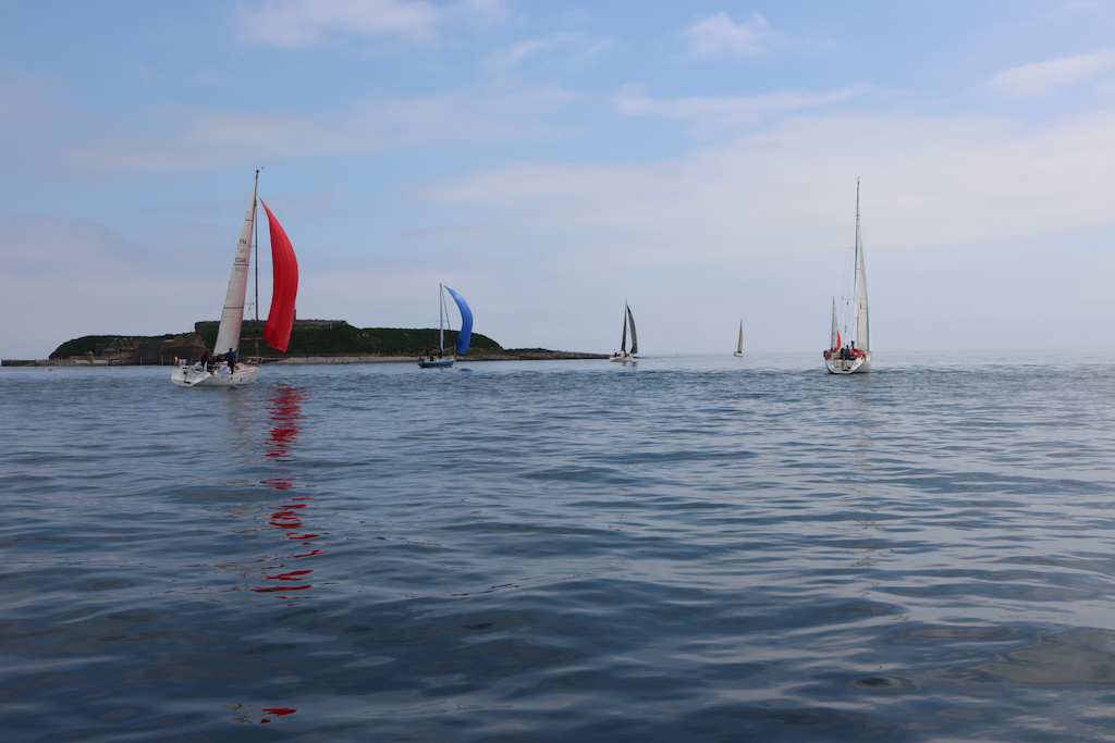 voiliers effectuant le tour de l'île du Large