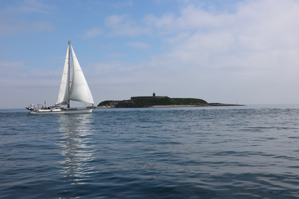 voilier de 20 mètres effectuant le tour de l'île du Large 