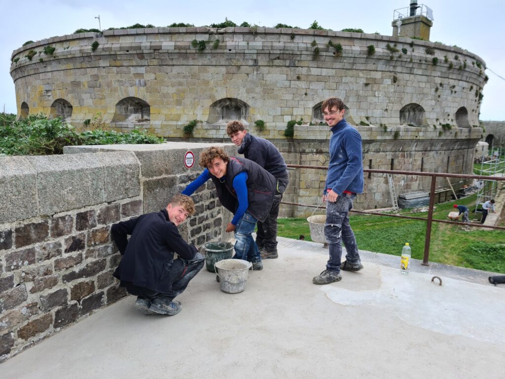 4 jeunes bénévoles sur la terrasse de l'amiral