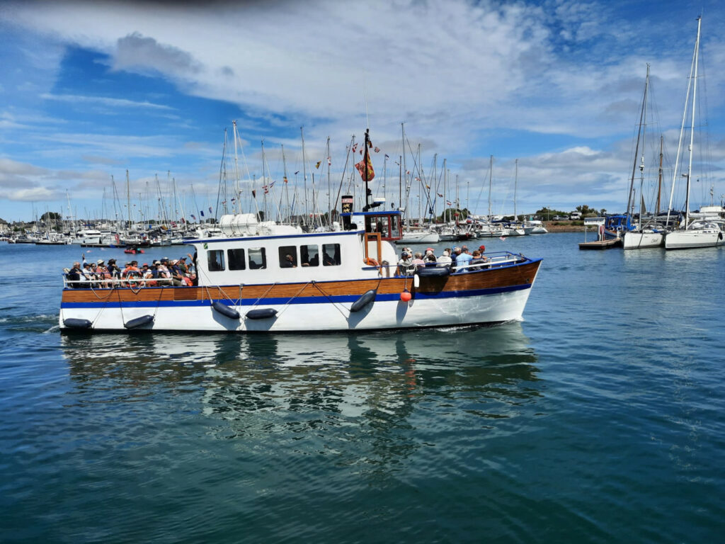 La vedette "Belle de Carentan" avec ses passagers dans le port en route vers les îles