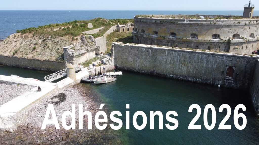 Photo de l'ile du Large Saint Marcouf. Texte Adhésions 2026.