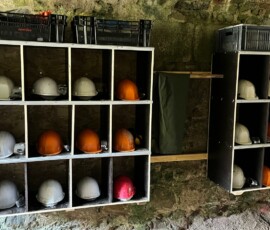 Les casiers pour les casques de chantiers sont désormais prêts à l'utilisation Les casiers de rangement des casques de chantier une fois terminés.