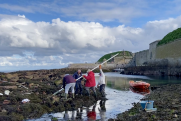 Pose d'un mat de balisage à l'entrée du port