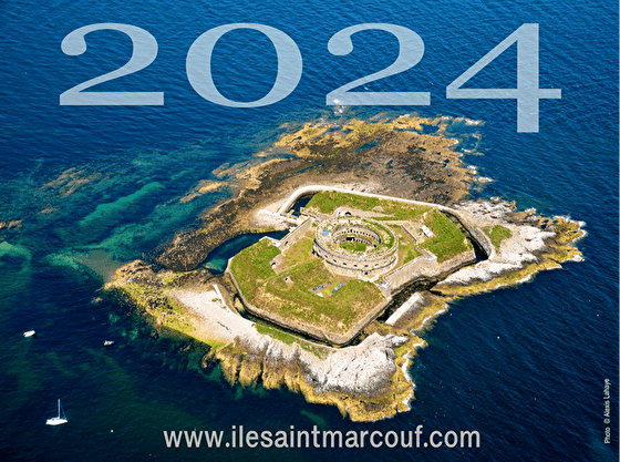 photo de l'ile du large avec l'année 2024 en haut et l'adresse du site de l'association en bas