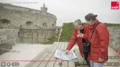 Christian Dromard et Dorothée Barba sur l'île du Large Saint Marcouf, autour d'un esquisse évoquant notre projet.