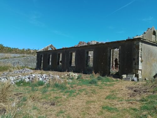 Le bâtiment de logement des sémaphoristes en ruine, qui pourrait être restauré comme élément de la base vie de l'association.