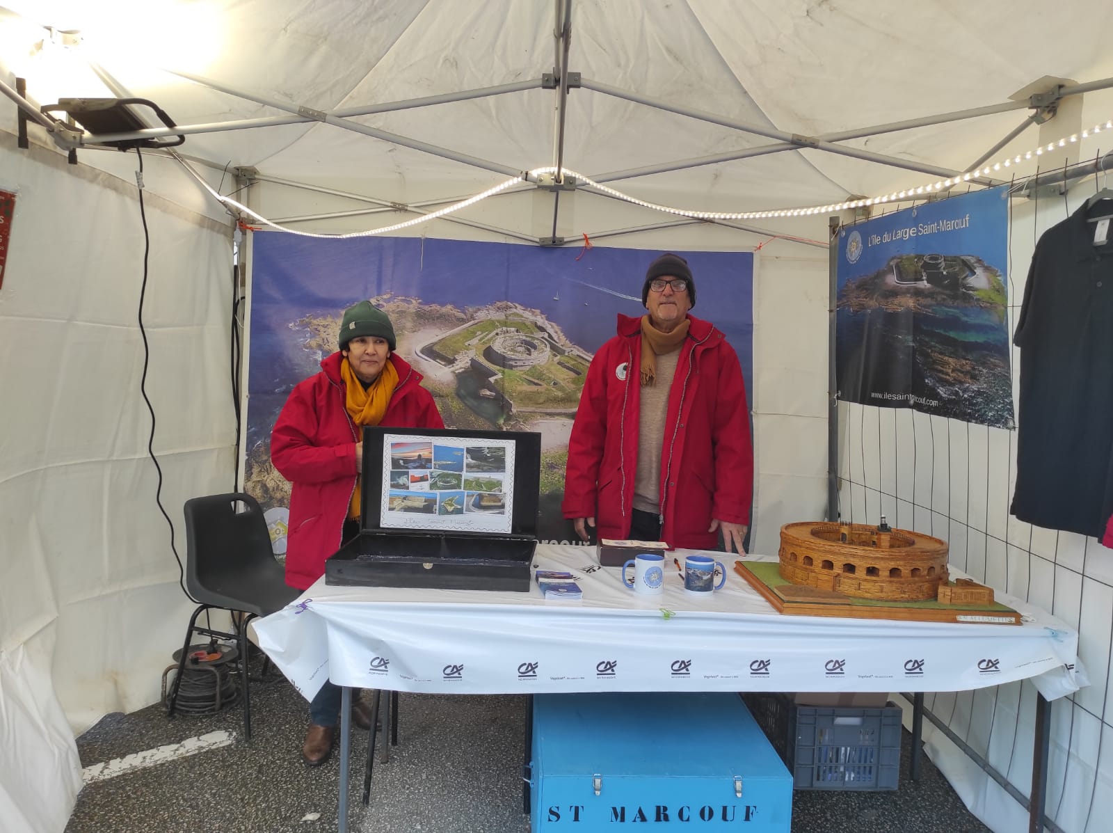 Les bénévoles de l'association sur le stand du Téléthon en décembre 2025 à Carentan