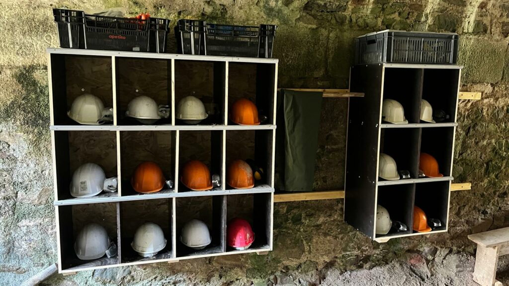Les casiers de rangement des casques de chantier une fois terminés.