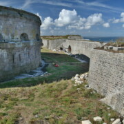 vue de l'enceinte des fortifications sur l'ile du large saint marcouf