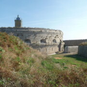 vue du fort et du réduit crénelé de l'ile du large saint marcouf