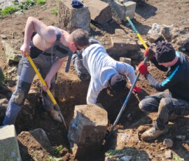Chantier S10 en mars 2026 avec le lycée Laplace : Trois élèves interviennent pour dégager bloc de pierre taillée issu du petit magasin à poudre
