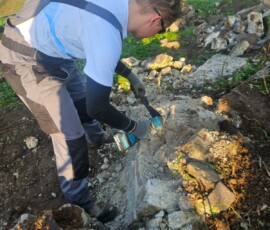 Un élève intervient au burineur pour dégager les blocs du petit magasin à poudre