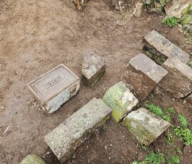 Des blocs de pierres issus du magasin à poudre dégagés de la terre ont été regroupés. Parmi eux, un bloc portant l'année de construction de l'édifice : 1865.