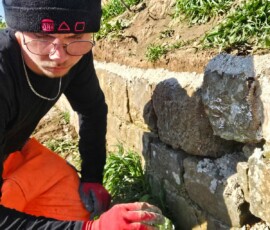 Un élève intervient sur les joints des murets au niveau des plates formes d'artillerie s