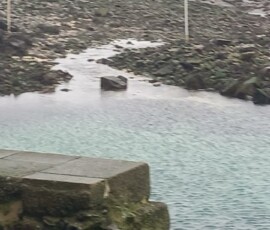 Mars 2026 : Un bloc de pierre de la digue a été déplacé par la tempête et obstrue le chenal d'accès
