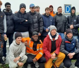 les 12 élèves du lycée Laplace avec l'équipe d'encadrement au retour du chantier de la semaine 10 en mars 2026