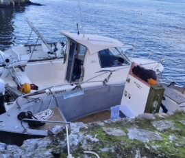 Trois navires amarrés à couple dans le port de l'île du Large