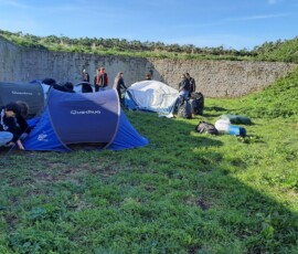 Installation des tentes pour le chantier
