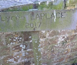 Plaque laissée par le Lycée Laplace lors du chantier de 2017 au pied de la rampe à canons.