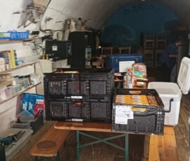 Rangement des provisions dans la poudrière